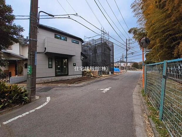 前面道路を含めた現地写真です。