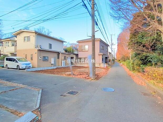 前面道路を含めた現地写真です。