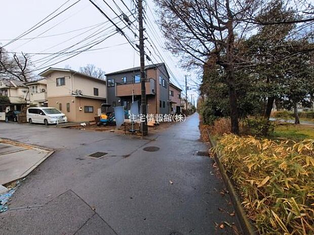 前面道路を含めた現地写真です。