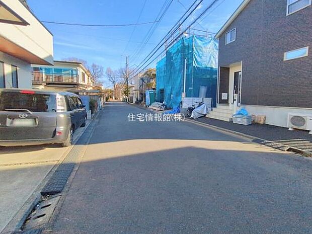 前面道路を含めた現地写真です。