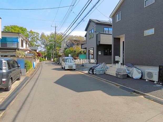 前面道路を含めた現地写真です。
