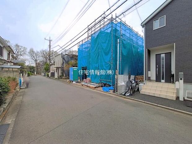 前面道路を含めた現地写真です。