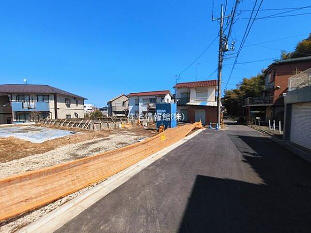 前面道路を含めた現地写真です。