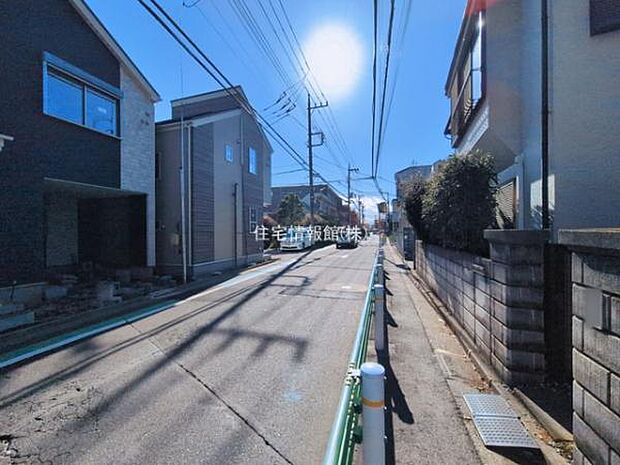 前面道路を含めた現地写真です。