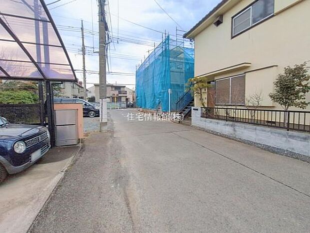 前面道路を含めた現地写真です。