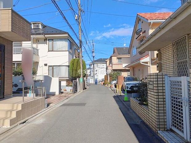 前面道路を含めた現地写真です。