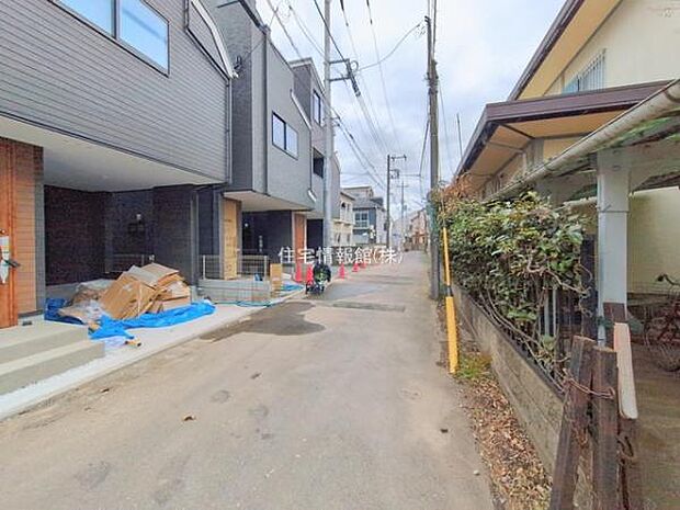 前面道路を含めた現地写真です。