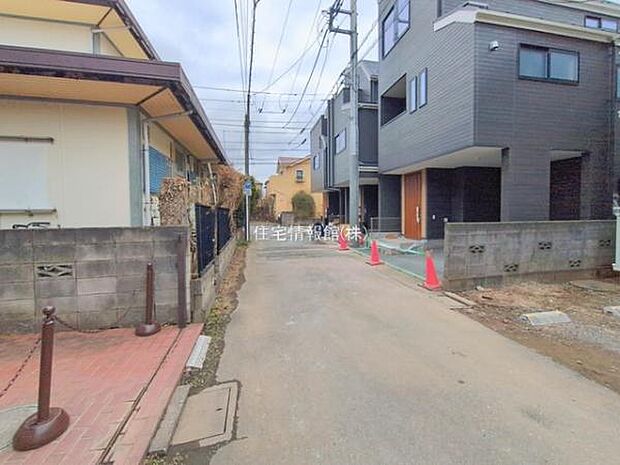 前面道路を含めた現地写真です。