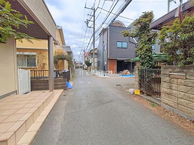 前面道路を含めた現地写真です。