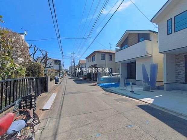 前面道路を含めた現地写真です。