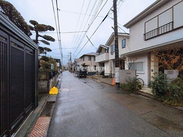 前面道路を含めた現地写真です。