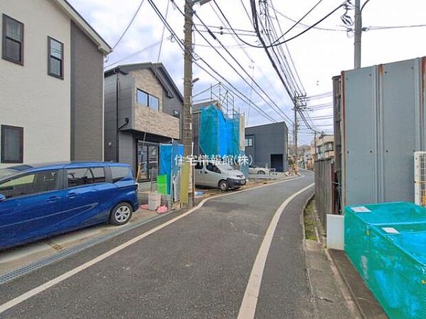 前面道路を含めた現地写真です。