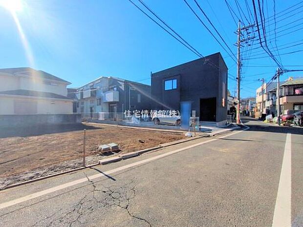 前面道路を含めた現地写真です。