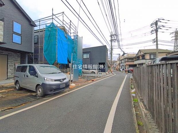 前面道路を含めた現地写真です。