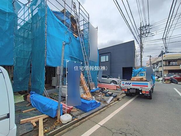 前面道路を含めた現地写真です。