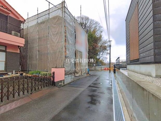 前面道路を含めた現地写真です。