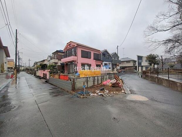 前面道路を含めた現地写真です。