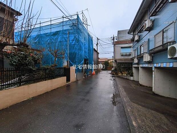 前面道路を含めた現地写真です。