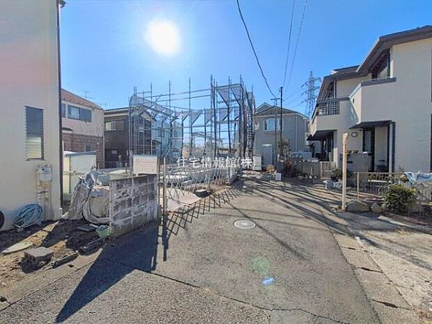 前面道路を含めた現地写真です。