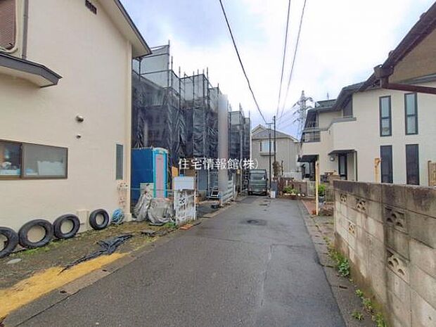 前面道路を含めた現地写真です。