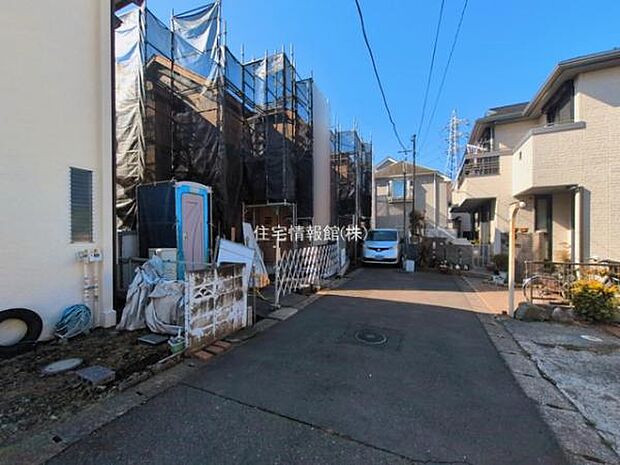 前面道路を含めた現地写真です。