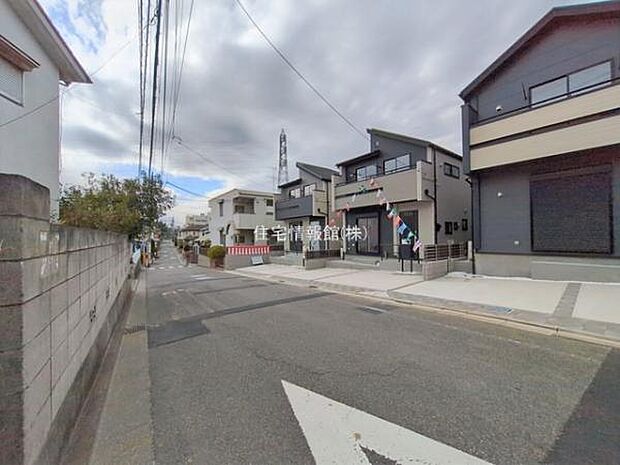 前面道路を含めた現地写真です。