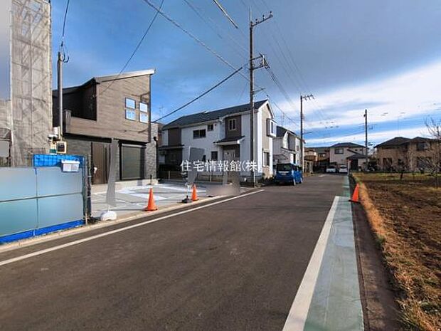 前面道路を含めた現地写真です。