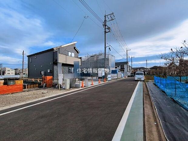 前面道路を含めた現地写真です。