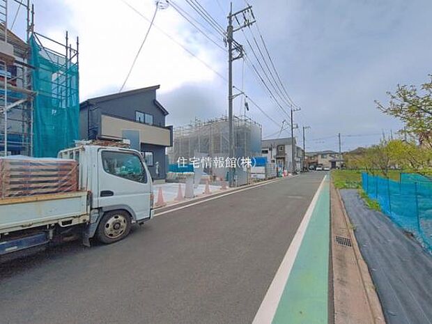前面道路を含めた現地写真です。