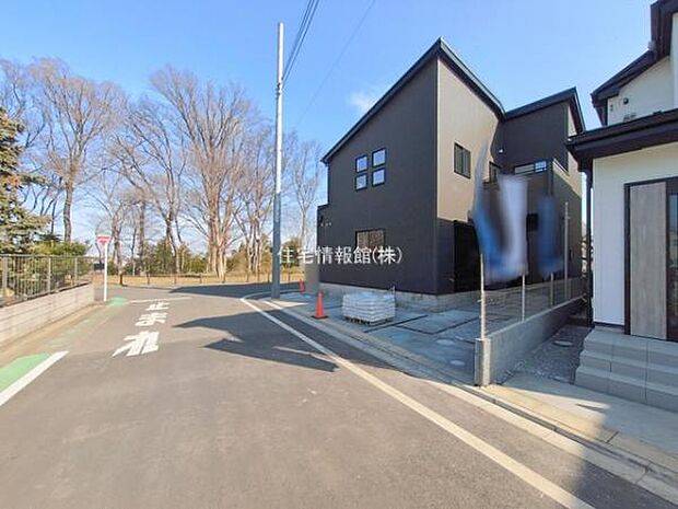 前面道路を含めた現地写真です。