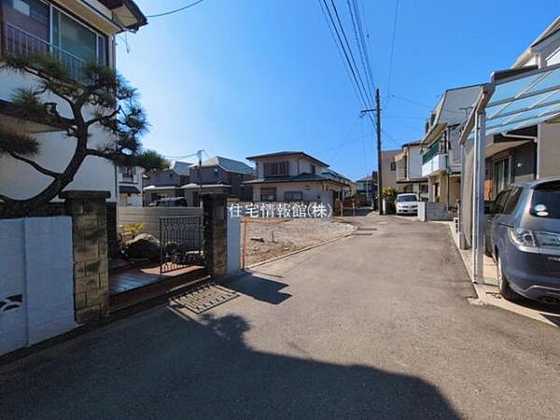 前面道路を含めた現地写真です。