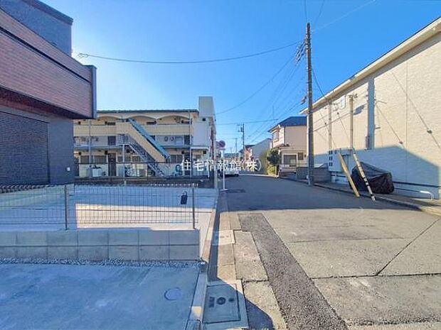 前面道路を含めた現地写真です。