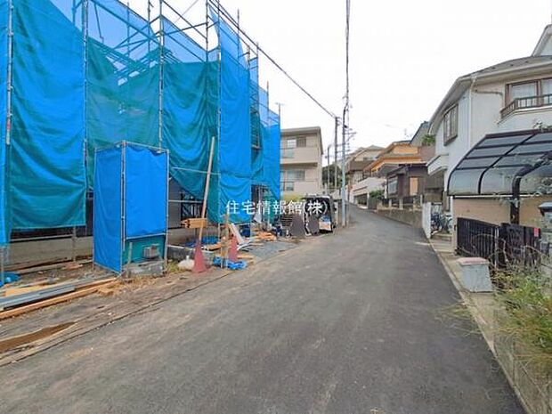 前面道路を含めた現地写真です。