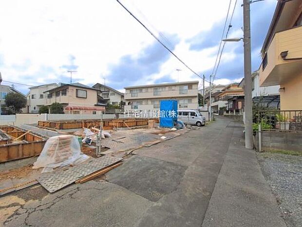 前面道路を含めた現地写真です。