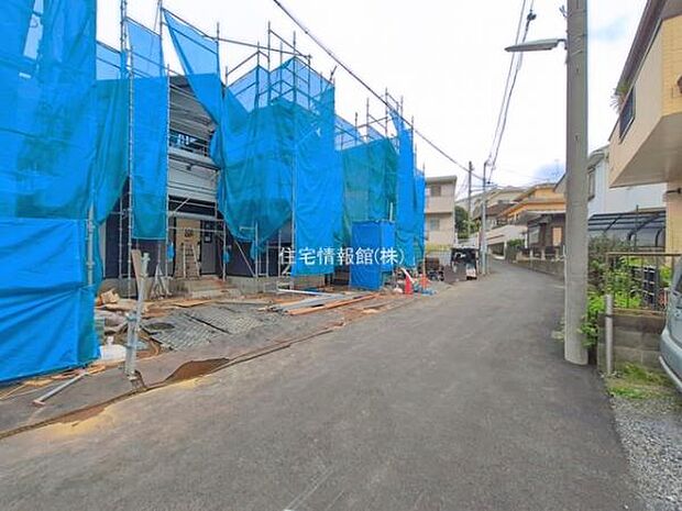 前面道路を含めた現地写真です。