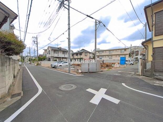 前面道路を含めた現地写真です。