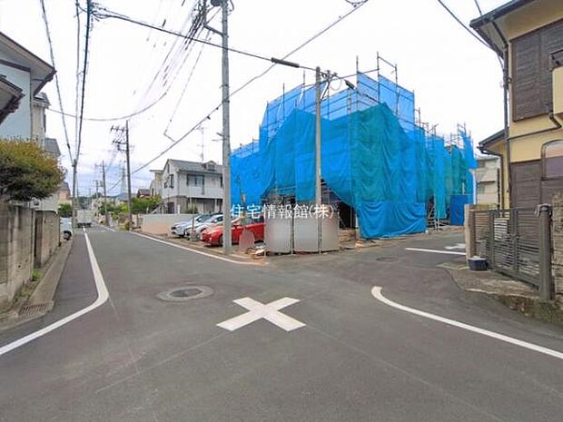 前面道路を含めた現地写真です。