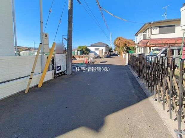 前面道路を含めた現地写真です。