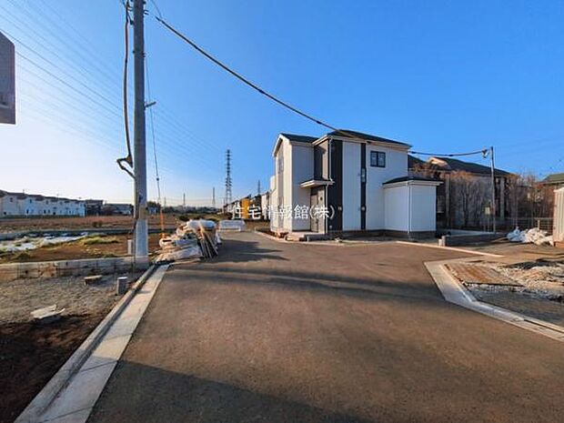 前面道路を含めた現地写真です。