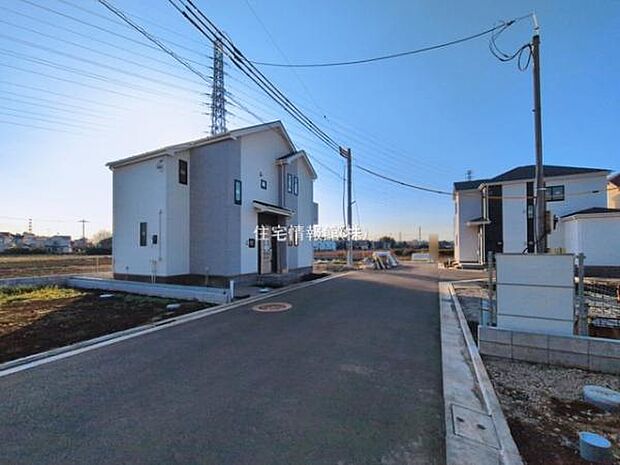 前面道路を含めた現地写真です。