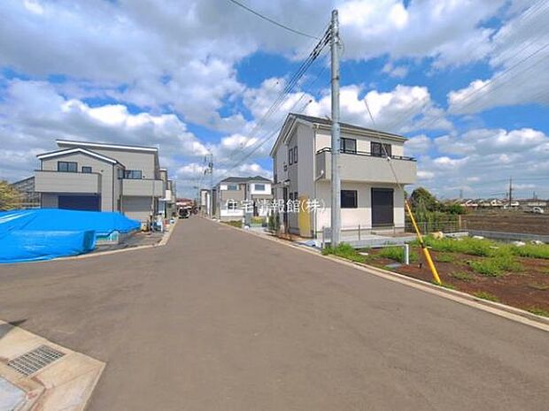 前面道路を含めた現地写真です。