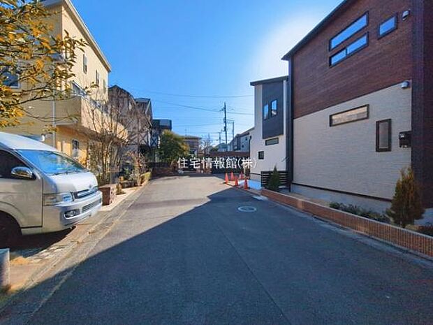 前面道路を含めた現地写真です。