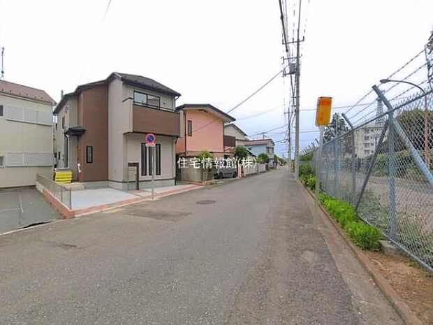 前面道路を含めた現地写真です。