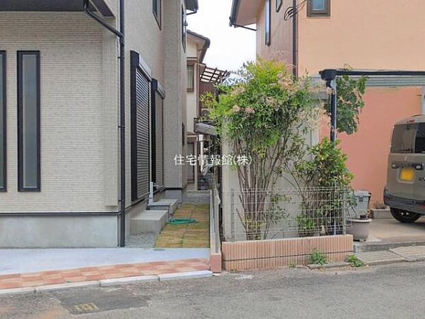 前面道路を含めた現地写真です。