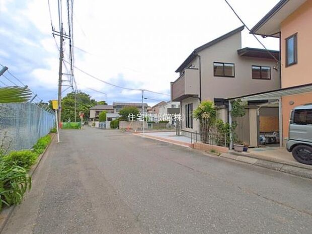 前面道路を含めた現地写真です。