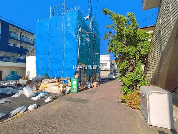 前面道路を含めた現地写真です。