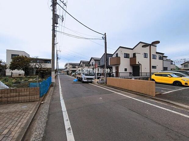 前面道路を含めた現地写真です。