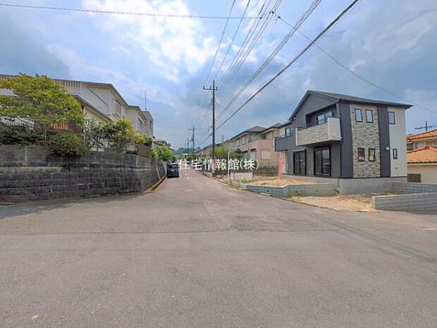 前面道路を含めた現地写真です。