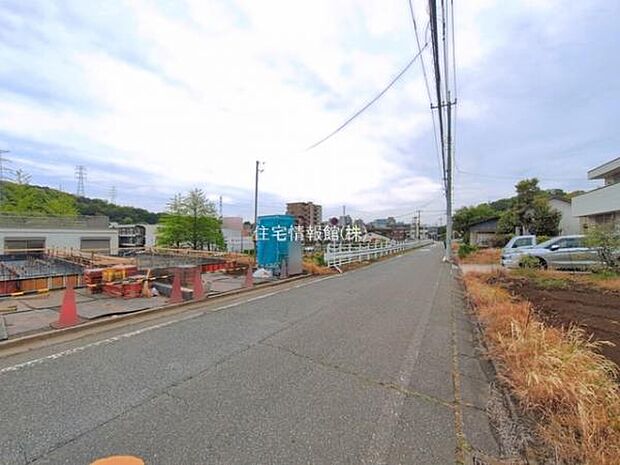 前面道路を含めた現地写真です。