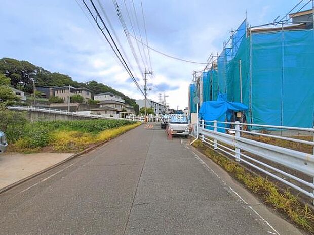 前面道路を含めた現地写真です。